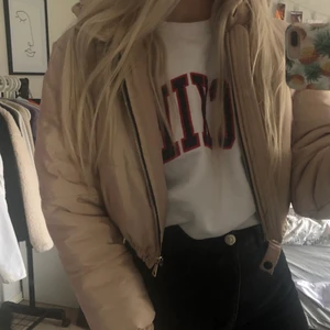 croppad jacka  - Cropped jacka. Säljer för 300kr + frakt❤️ Storlek S mycket fint skick! 