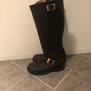 Johnny bulls stövlar storlek 37 - Bruna Johnny bulls skor i fint skick med guldiga detaljer! Snygga stövlar i brunt skinn med bra sulor samt bra stadga i skinnet