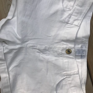 Shorts - Säljer dessa vita shorts ifrån amisu💕Var inte rädd att skicka efter fler bilder eller frågor!