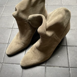 Boots - Skitsnygga klackskor i militärgrön mocka!! Älskar dessa men tyvärr har jag aldrig fått tillfälle att använda dessa så säljer nu vidare. Normala i storleken skulle jag säga och väldigt bekväma. Köptes för 699, köparen står för frakt ❤️‍🔥 