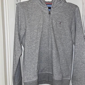 OANVÄND GANT TJOCKTRÖJA - Storlek 156/168 passar även vuxna med storlek XS. Prislapp sitter kvar 