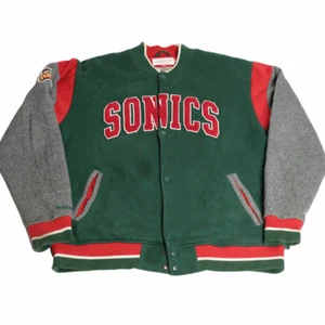 Sonics - Vintage Baseballjacka - En cool jacka från NBA x Hardwood Classics och ett av deras basketlag sonics som är sjukt populära. Var troligen gjord under 90-talet och den är även väldigt rare och svår att få tag på. Har coola färger som passar väldigt bra in i trenden just nu. Thriftad i USA.
