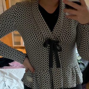 Odd Molly kofta - Använd några gånger och är därför som ny! Fick den för kanske 2-3 år sedan men den är absolut inte sliten! Har normalt storlek s-m i kläder och den sitter bra men den är lite tajt!