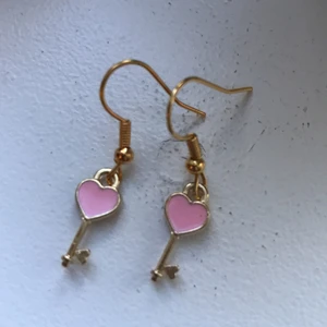 Smycken - Nyckelhjärtan!! Rosa!! Fina även i svart, röd, blå!