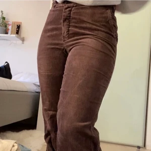 Bruna Manchesterbyxor  - Supergulliga manchesterbyxor köpta här på Plick men som tyvärr var för korta för mig (är 172cm).  Bilderna är lånade från den förra ägaren (Nora Andersson) då de passade henne bättre, men vill du ha fler bilder från mig är det bara att skriva🥰