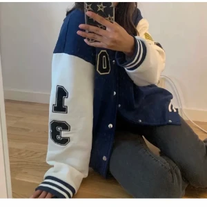 Varsityjacka från boohoo - Lägger upp igen då oseriösa köpare budade. (Första bilden är lånad) Slutsåld varsityjacka från herravdelningen på boohoo. Fick hem den för några dagar sedan men har beställt en annan så säljer vidare denna, sitter owersised på mig som är en s 💖😇