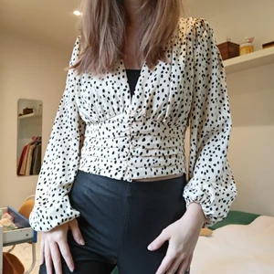 Gina Tricot Ina dotted blouse - Unworn, with tags left! Made of recycled polyester. 