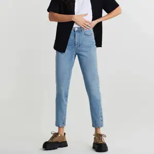 Säljer dessa dagny jeans från Gina tricot. Är osäker om det är exakt samma som de på bilden då jag köpte de i butik och jag har dragit av lappen. Aldrig använda då de tyvärr är för små, kan tänka mig att byta mot en större storlek💖