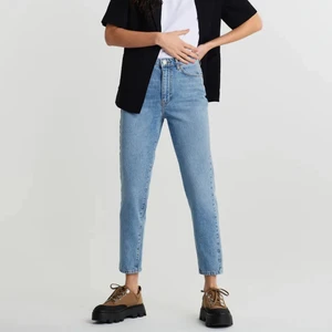 DAGNY JEANS - Säljer dessa dagny jeans från Gina tricot. Är osäker om det är exakt samma som de på bilden då jag köpte de i butik och jag har dragit av lappen. Aldrig använda då de tyvärr är för små, kan tänka mig att byta mot en större storlek💖