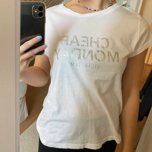 Vit T-shirt  - Vit T-shirt med silvrigt tryck från Cheap monday! Hör av er vid frågor eller om ni önskar fler bilder💖