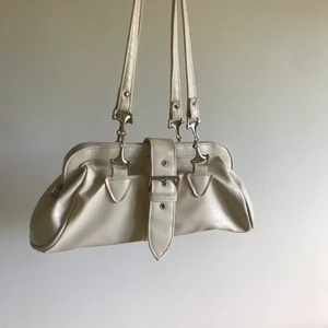 Vintage väska - En riktigt najs väska🤍Köpt på en second hand och har några defekter på insidan. Passar till allt och rymmer många saker♡ Säljer då jag har andra väskor:))🧚‍♀️❁🧚Det går att pruta👌💕