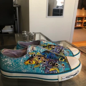 Ed Hardy skor st39 - något gult märke på sulan (se bild) som jag inte vet om det går bort eller ej