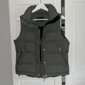 Vintage väst - Väst från peak performance i storlek s. Väljer att sälja den då den inte kommer till användning. Super fint skick. Köparen står för frakten. 💞