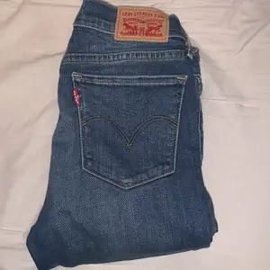 Säljer nu mina superfina levis jeans i en rak modell då de aldrog kommit till någon användning för mig tyvärr💕🥰De är i bra skick i ett töjbart material<33 W:26 (Köp direkt för 200 inkl frakt!!!💞)