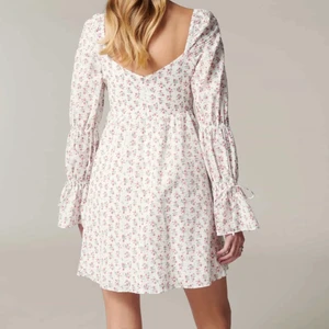 Miniklänning ny från Forever New - Väldigt fin mini klänning från Forever New, designermärke från Australien. Ny i original förpackning. Nypris: 1450 kr Storlek S Märkets storlek är 8, vilket motsvarar S. Tyvärr var den lite för stor för mig. Personen på bilden bär storlek 8