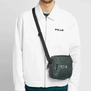 Polar skate. väska  - Säljer en Polar Skate Co. Cordura Dealer bag i färgen dark green då den inte kommer till användning. Den är justerbar och skicket är så gott som nytt  