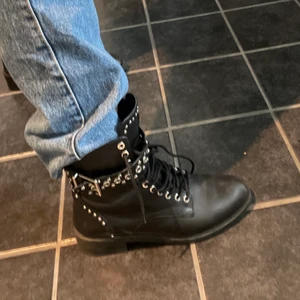 Boots - Svin snygga boots från zara perfekta till hösten. Saknar några silvriga stenar men absolut inget man tänker på!