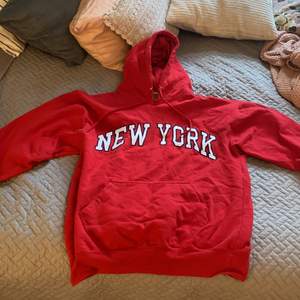 Supersnygg o trendig röd hoodie från Authentic life apparel. Använd men i bra skick! Kan mötas upp i Stockholm eller frakta men då står köpare för frakten. Hör av er om ni har fler frågor :-)