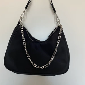 svart handväska  - använd ett fåtal gånger men bra skick. 