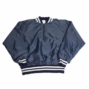 Mörkblå Varsity Jacka - En riktigt fet baseballjacka/Varsity jacka som har en cool lite mörkblå färg och vita detaljer på armarna och runt halsen. Den är troligtvis från 80-talet men är i väldigt gott skick ändå. Den var köpt på en åttiotalsbutik i Los Angles, USA.
