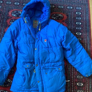 FJÄLLRÄVEN Jacka - Jag har bestämt mig för att sälja min älskade vintage fjällenräven jacka. Som självklart är äkta. Den är i färgen blå i herrstorlektek S. Den är i den längre modellen vilket är väldigt skönt när det är kallt. priset går att diskutera! Buda💙