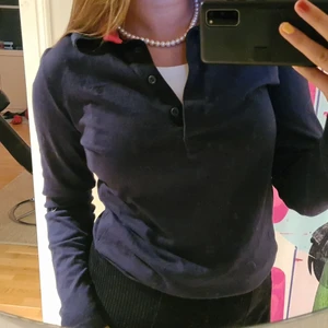 Tröja  - 💙Marinblå piké från GANT I strl M🦋