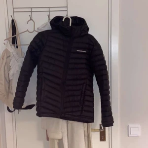 Peak performance jacka - Säljer pga för liten för mig! Det är en storlek xs köpt från peak performance egna butik i Täby centrum köpt för:2800 pris kan diskuteras 