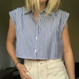 Randig top - Randig tanktop från Monki i skjortmaterial. Helt oanvänd och prislappen sitter kvar. Strl S. Aldrig kommit till användning så tänkte kolla här ifall någon var intresserad😁 köpt för 150 kr, säljer för 125 kr elr högsta budgivare.