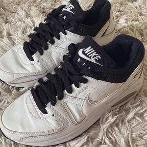 Nike Air Max stl. 38 - Svartvita Nike Air Max stl 38, använt skick.