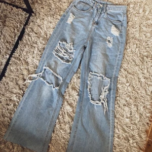 Jeans med slitningar i stl XS, Shein.  - Jeans med slitningar/hål i stl. XS, sparsamt använda. Från Shein
