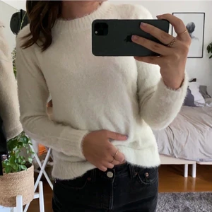 tröja - tröja i jättemysigt och mjukt material, stl xs. Jag är ca 172cm lång, köparen betalar för frakten.