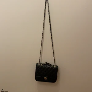 Väska  - Säljer denna väska pågrund utav att jag inte andvänder den jag vet tyvär inte vart den kommer ifrån. Väska har ett litet hål inuti väskan. Du kan själv välja hur bandet ska sitta!