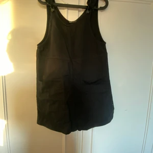 Svart hängsleklänning  - En söt hängsleklänning, använd men i bra skick! Stora fickor på framsidan, har inte fått så bra bilder men kan försöka ta bättre om det önskas. Klänningen är fin att ha över en tröja men också fin bara som den är 😊 köparen står för frakten!