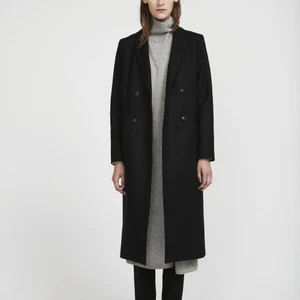 Whyred ullkappa  - Kappa Rifka från Whyred i ullmix med fiskbensmönster. Vadlång modell med krage.  Storlek: 36. Färg: svart  Inköpt för 4500kr, använd endast ett fåtal gånger. 