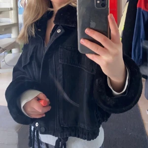 Jacka missguided - Säljer denna populära jeansjacka från missguided som är helt  slutsåld. Toppskick, storlek 36. Fluffet på ärmarna och runt nacken är avtagbart. 