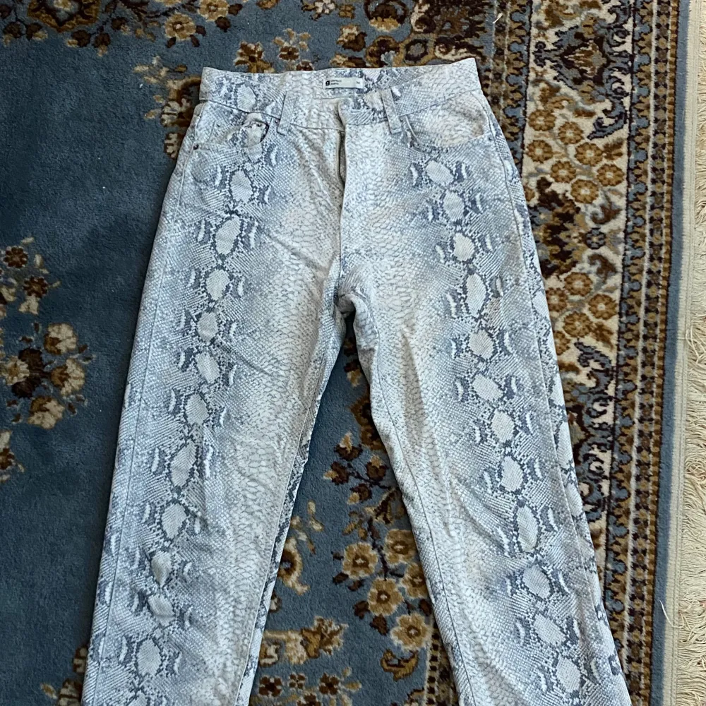 Dem här coola straight-jeansen från Gina är i storlek 34/36 och säljs då de inte kommer till användning lika mycket som jag hoppats. Köpta för 600kr.. Jeans & Byxor.
