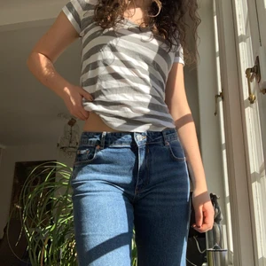 Trendig randig  t-shirt  - Trendig randig t-shirt från abercrombie x Fitch! Lite för urringad för mig, därför säljer jag! 