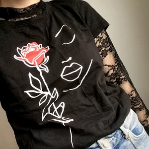 T-shirt med tryck  - Svart T-shirt med tryck i storlek m