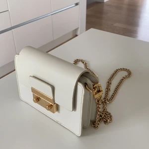 Karen Millen väska  - Säljer denna Karen Millen väska. Pris 750kr men kan diskuteras vid snabb affär 👍🏼💕. Använd enstaka gånger och har små slitage inuti och utanpå.