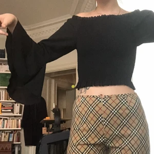 Offshoulder topp - Off-shouldertopp med trumpetärmar köpt på humana för 250kr ❤️ står storlek L/XL men passar mig bra som är storlek S!