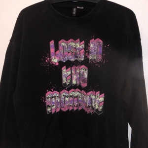 sweatshirt med tryck - sweatshirt. denna har väldigt mjukt material och är köpt på hm, frakt tillkommer💕