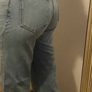 Zara jeans i strl 36  - Jätte fina zara jeans som är i strl 36-34. Köptes för 359kr och säljs för 260kr. Har aldrig andvänds och prislappen är kvar. Köpare står för frakten! 