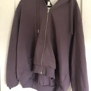 Säljer denna zip up sweatern köpt från h&m, använd några få gånger! Färg: brun med en mörklila nyans