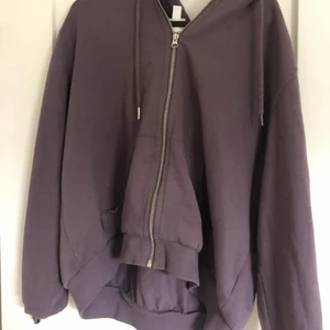 Zip up - Säljer denna zip up sweatern köpt från h&m, använd några få gånger! Färg: brun med en mörklila nyans