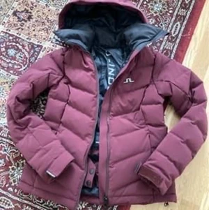 Ny skidjacka från J Lindeberg  - Helt ny. Storlek S, tyvärr för liten för mig. Nypris ca 5000kr