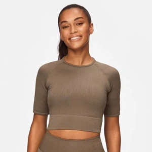 Träningstshirt från stronger i strl M/L - Ribbad T-shirt från stronger i en biege, grå, grön färg. Superskön och jättestretchig vilket gör att den formar sig fint efter din kropp! Jag säljer den eftersom jag har två par av samma färg!🤎 nypris 399kr, jag säljer för 170kr! Köparen står för frakten🤍 