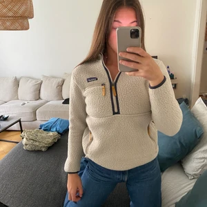 Patagonia fleece  - Säljer denna brutalt mysiga fleece från patagonia. Storlek XS. Jag är vanligtvis en S/M så denna är lite kort i ärmarna för mig. Använd Max 10 ggr. Kostar 1500kr ny