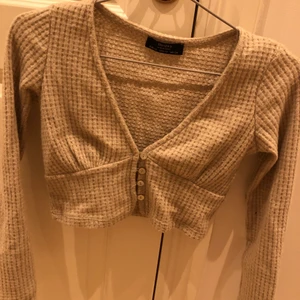 V-ringad kofta - V-ringad kofta från Bershka med knappar. Använd en gång då den va lite tight i brösten för mig som har S. Kan mötas upp i Uppsala annars står köparen för frakt.