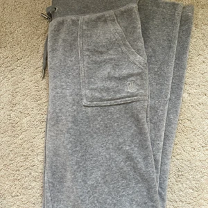 Juicy couture byxa  - Byxorna är i nyskick och endast testade på en gång, säljer pga av att dem inte passade mig  Bud: 900