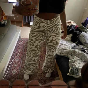 byxor  - ett par snygga zebra byxor i militär grön färg, dom är i storlek M men passar S super bra!! shit? ni måste ju erkänna att dom är snygga 😱